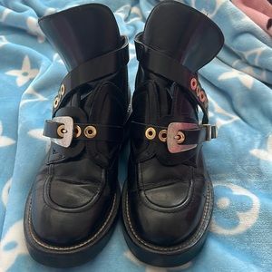 Cute and stylish leather boots!! I love them but can’t wear them!!